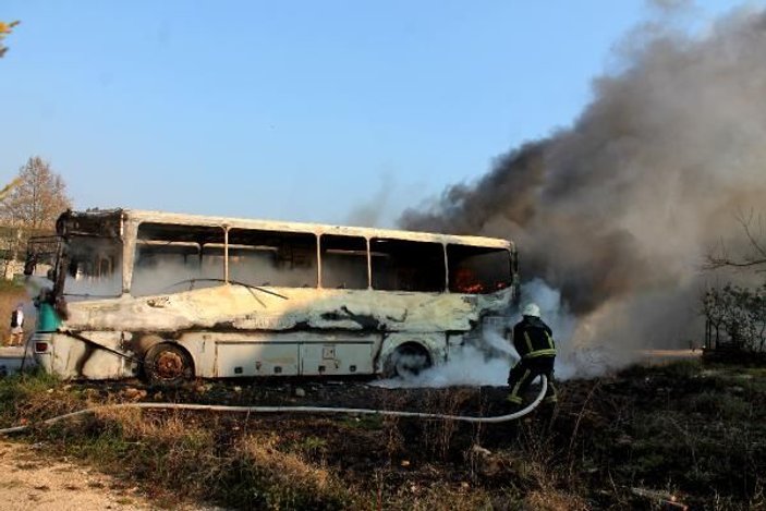 Park halindeki otobüs patladı, yangın çıktı