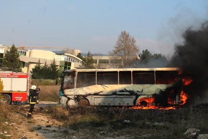 Park halindeki otobüs patladı, yangın çıktı