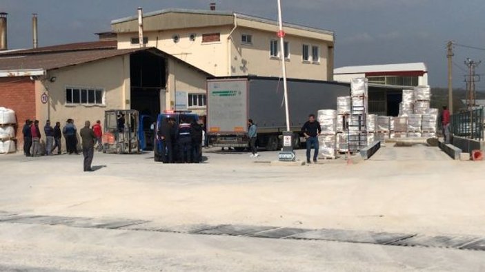 Fabrikaya karton getiren tırdan mülteciler çıktı