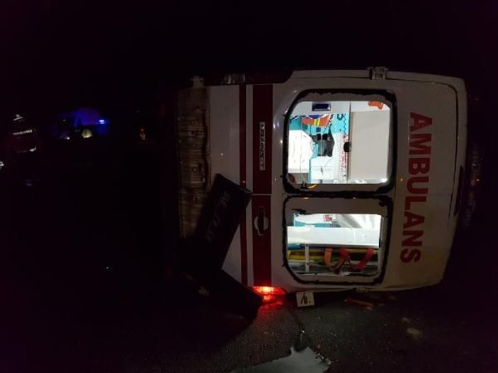Şanlıurfa'da ambulans ile otomobil çarpıştı: 8 yaralı