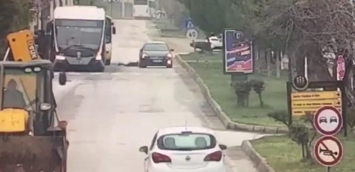Malatya'da trambüsten inen öğrenciye otomobil çarptı