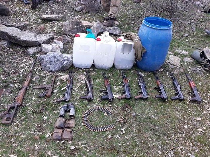 Tunceli'de teröristlerin silah deposu imha edildi