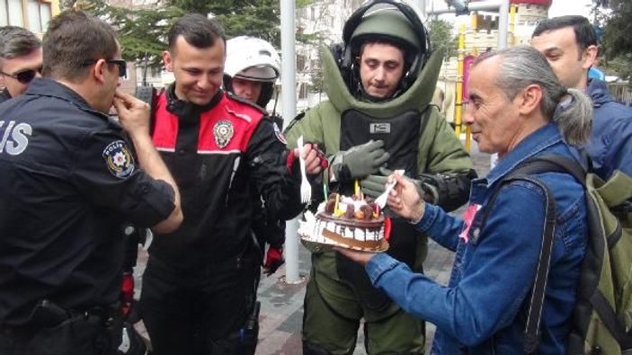 Gazetecilerden polislere sürpriz kutlama