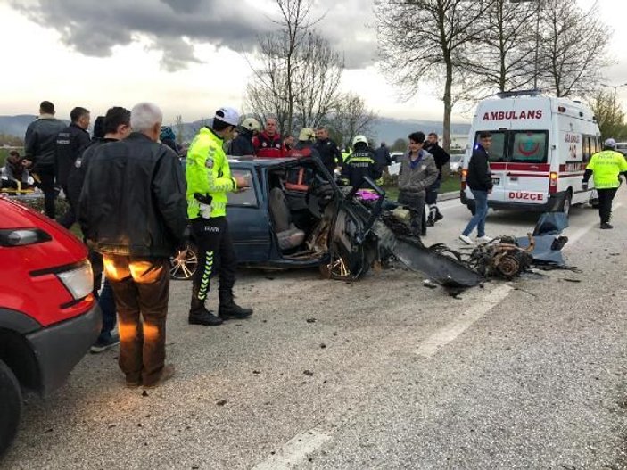 Düzce'de ağaca çarpan otomobilin motoru koptu