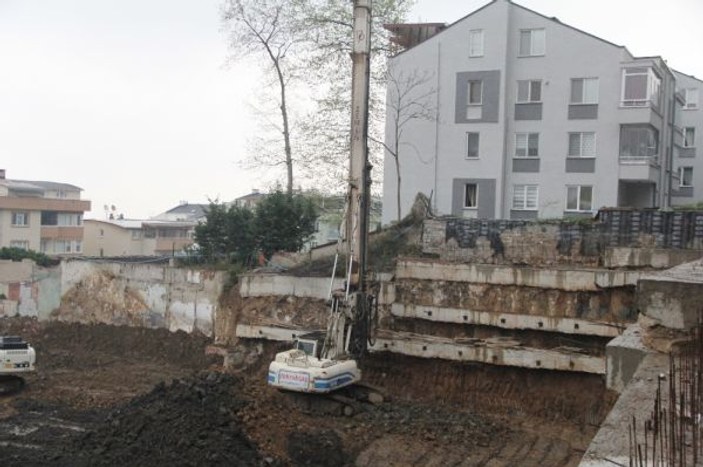 Bursa'da heyelan mahalleliyi sokakta bıraktı