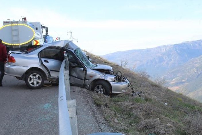 Karaman'da kontrolden çıkan otomobil bariyere girdi