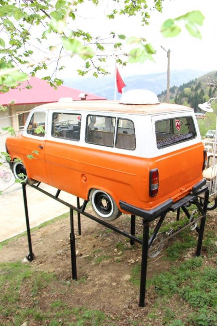 Klasik model minibüsü, kızlarına ev yaptı