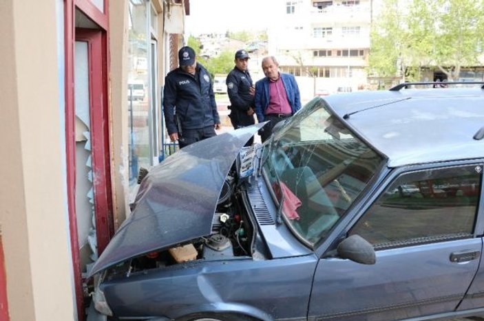 Kahramanmaraş'ta otomobil haber sitesi binasına çarptı