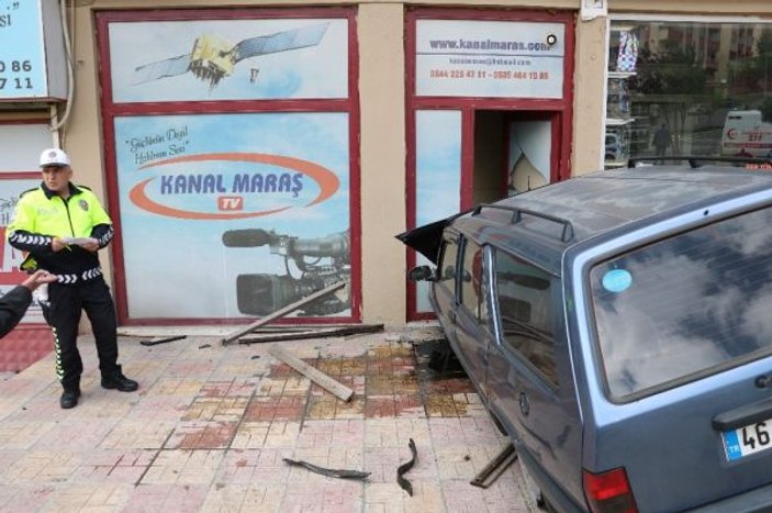 Kahramanmaraş'ta otomobil haber sitesi binasına çarptı