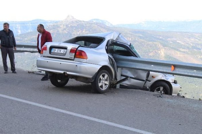 Karaman'da kontrolden çıkan otomobil bariyere girdi