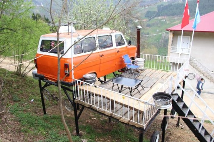 Klasik model minibüsü, kızlarına ev yaptı