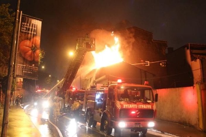 Eyüpsultan'da iş yerinin çatısı alev alev yandı