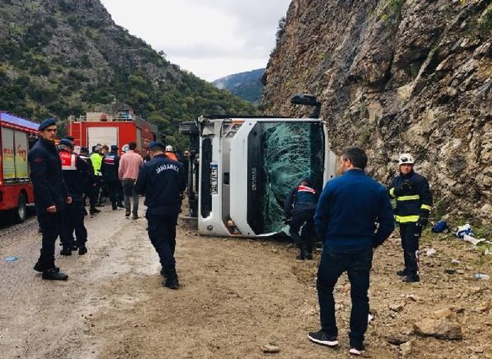 Antalya'da midibüs devrildi: 3 ölü, 15 yaralı
