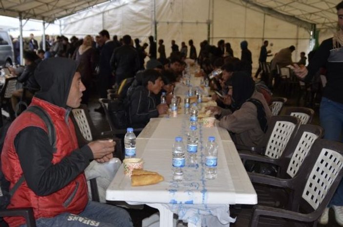 Savcı Sayan göçmenlere çorba dağıttı