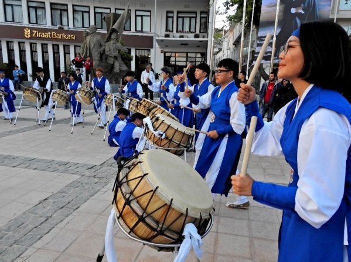 Güney Koreli öğrencilerden Çeşme’de ritim gösterisi