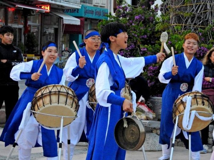 Güney Koreli öğrencilerden Çeşme’de ritim gösterisi