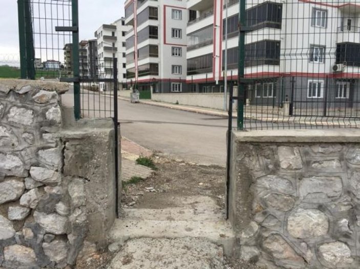 Bursa'da mezarlığın demir kapısı çalındı