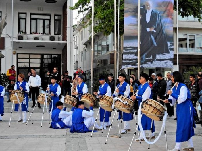 Güney Koreli öğrencilerden Çeşme’de ritim gösterisi