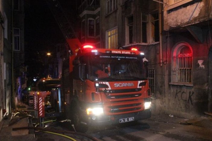 Beyoğlu’nda 6 katlı binada yangın