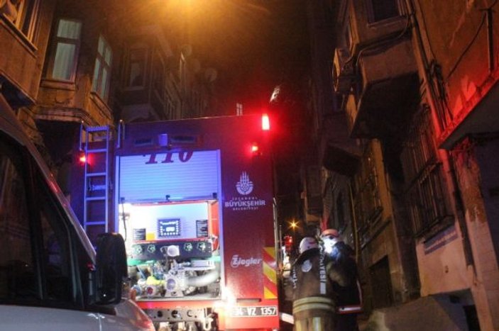 Beyoğlu’nda 6 katlı binada yangın