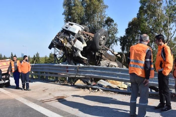 İzmir otoyolunda devrilen kamyonun şoförü öldü