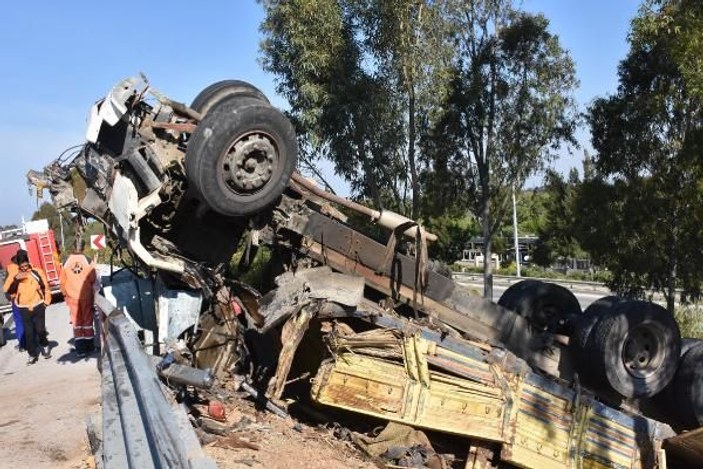 İzmir otoyolunda devrilen kamyonun şoförü öldü