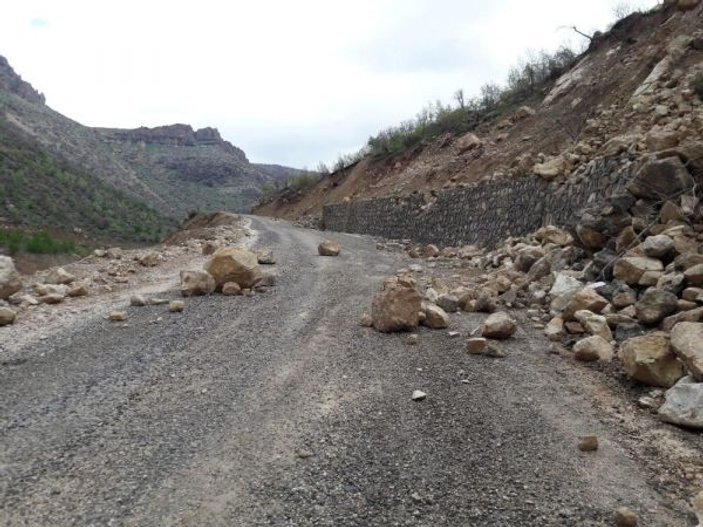 Siirt’te dağdan kopan dev kaya parçaları yola düştü