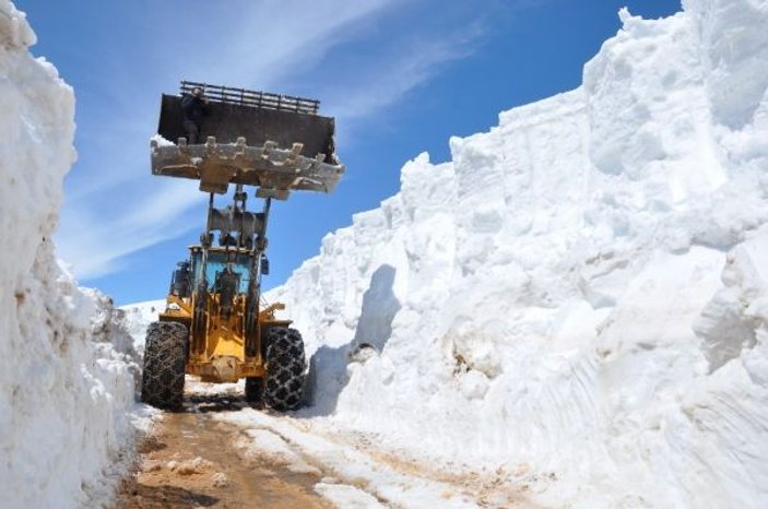 Hakkari'de 5 metrelik karla mücadele