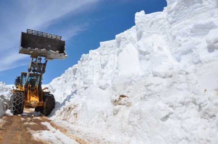 Hakkari'de 5 metrelik karla mücadele