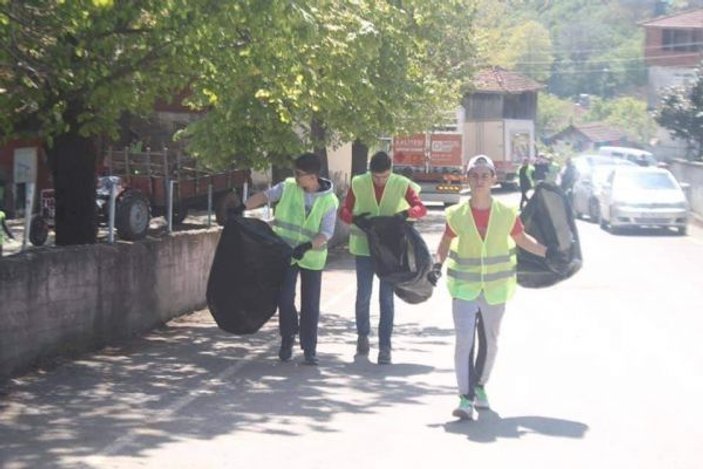 Sakarya'da mahalle sakinleri çevreyi temizledi