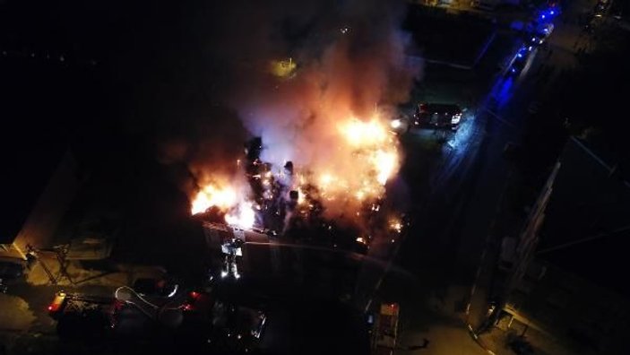 Sultanbeyli'de 4 katlı binada yangın