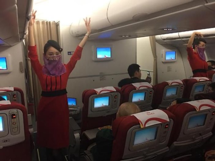 Türkiye'ye ilk defa uçan firmanın hostesleri peçeyle dans etti