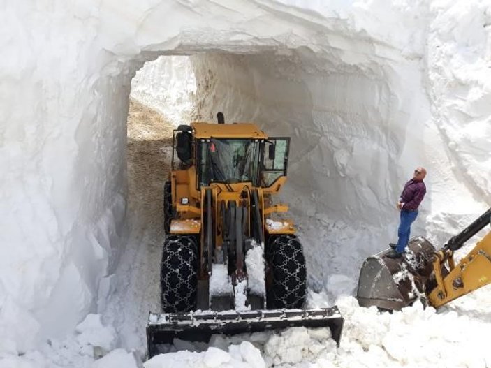 Karla kaplı 6 kilometrelik yola kar tünelleri açıldı