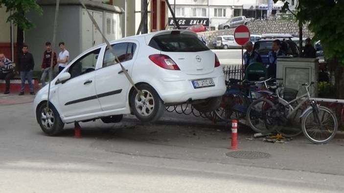 Bursa'da otomobil, kaza sonrası askıda kaldı