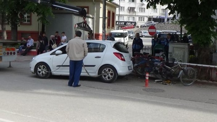 Bursa'da otomobil, kaza sonrası askıda kaldı