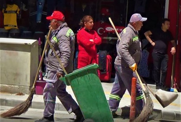 Burdur'da belediye temizlik işçileri 1 Mayıs'ta iş başında