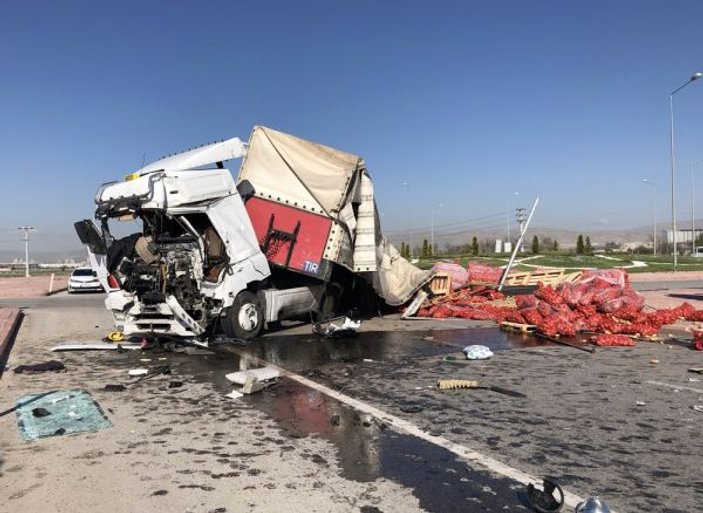 Konya'da tır ile servis otobüsü çarpıştı: 1 ölü 24 yaralı