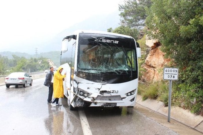 Antalya’da iki midibüs çarpıştı: 5 yaralı