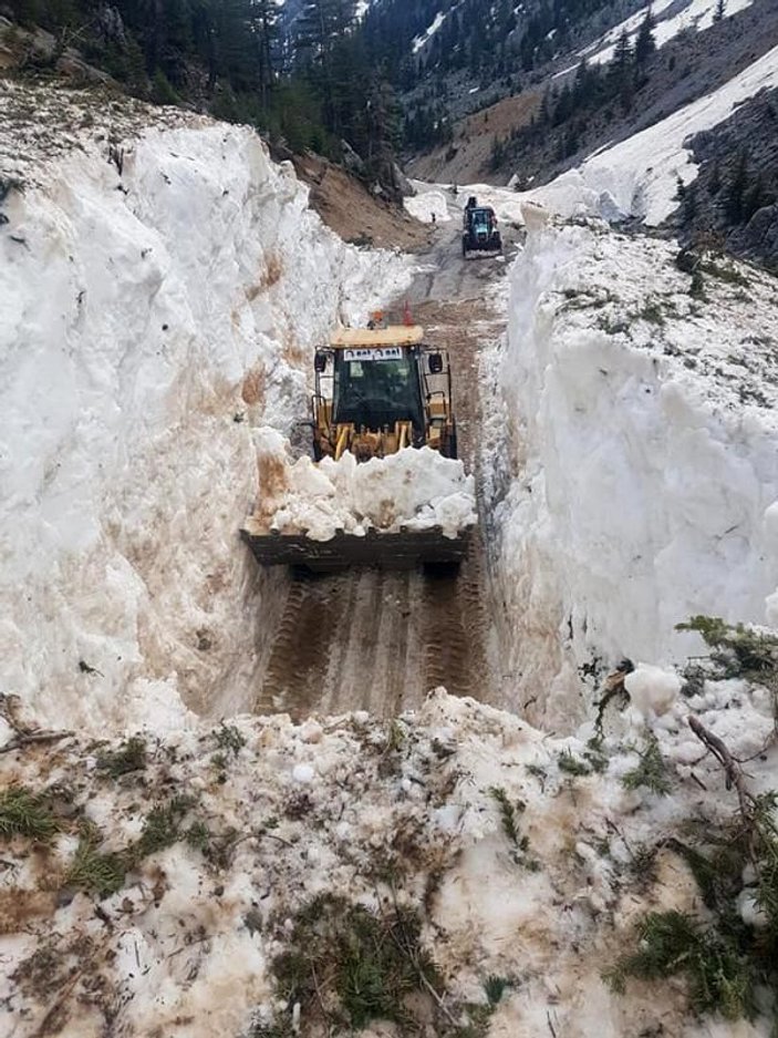 Antalya'da, 8 metrelik karla kaplı yol açıldı