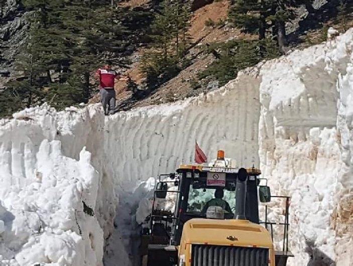 Antalya'da, 8 metrelik karla kaplı yol açıldı