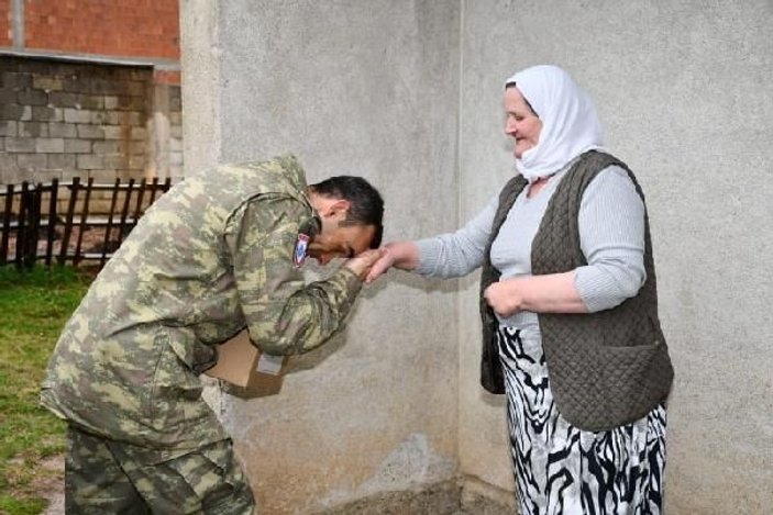 Türk askeri, Kosova'da ihtiyaç sahiplerinin yüzünü güldürdü