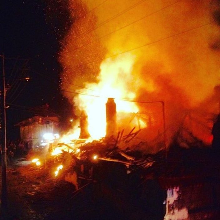 Kütahya'da 3 ev yandı