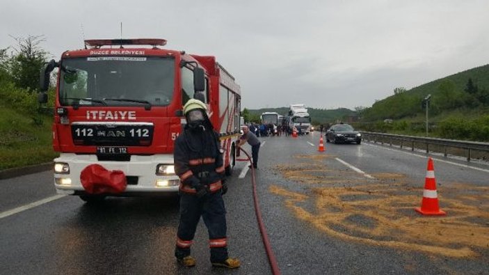 TEM otoyolunda zincirleme kaza: Lüks araç alev alev yandı