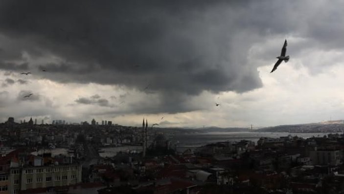 İstanbul'u kara bulutlar sardı