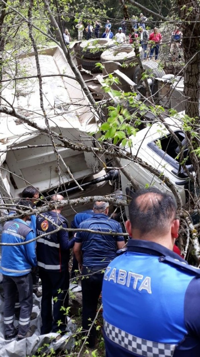 Artvin'de hafriyat kamyonu uçuruma yuvarlandı: 1 ölü
