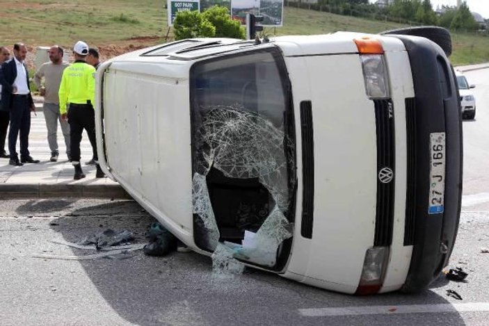 Gaziantep'te otomobil ile minibüs çarpıştı: 5 yaralı