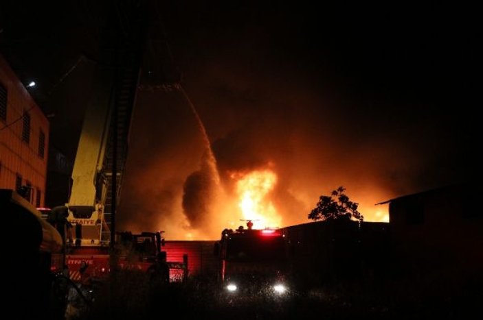 Adana’da geri dönüşüm fabrikası alev alev yandı