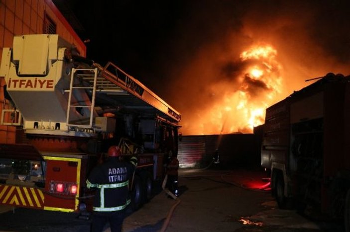 Adana’da geri dönüşüm fabrikası alev alev yandı