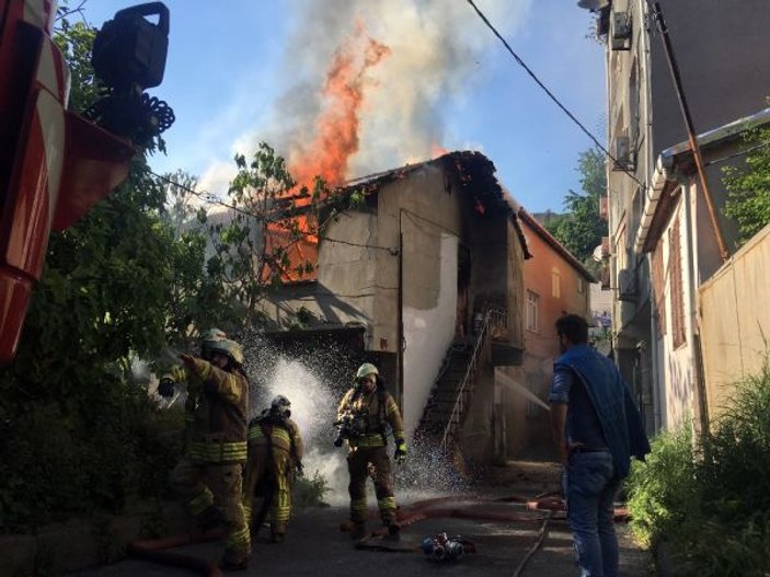Beyoğlu’nda iki katlı binada korkutan yangın
