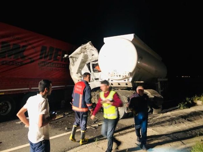 Nusaybin'de tır ile tankeri kafa kafaya çarpıştı: 1 ölü, 1 yaralı 